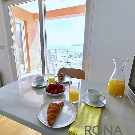 Rona Spacious With A Panoramic View 아파트 *